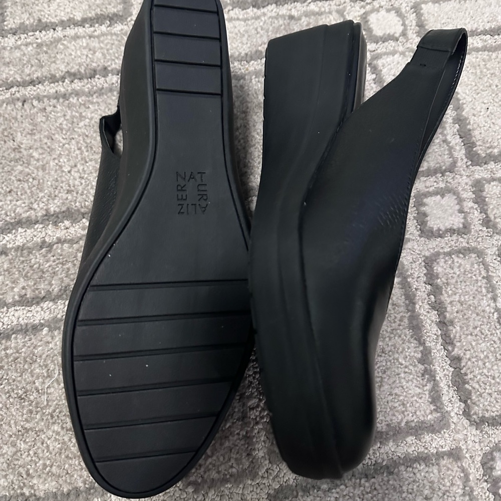 Naturalizer Women's Black Leather Mules with one call out. - Picture 5 of 8